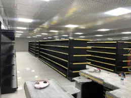 نمای کلی اجرای ردیف‌های قفسه گوندولا در فروشگاه اتکا